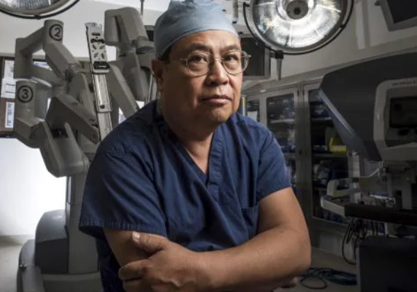 O professor Yuman Fong, especialista dos EUA que projetou o vírus